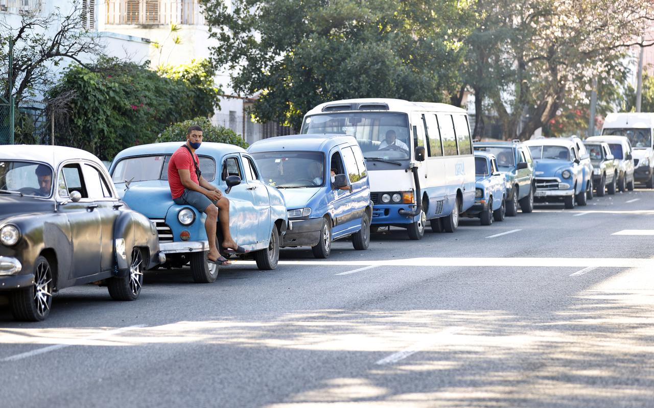 Cubanen in de rij voor een pompstation. Het land gaat geregeld gebukt onder brandstoftekorten. 