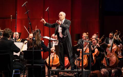 Het Noord Nederlands Orkest in de Oosterpoort te Groningen tijdens het Nieuwjaarsconcert. 