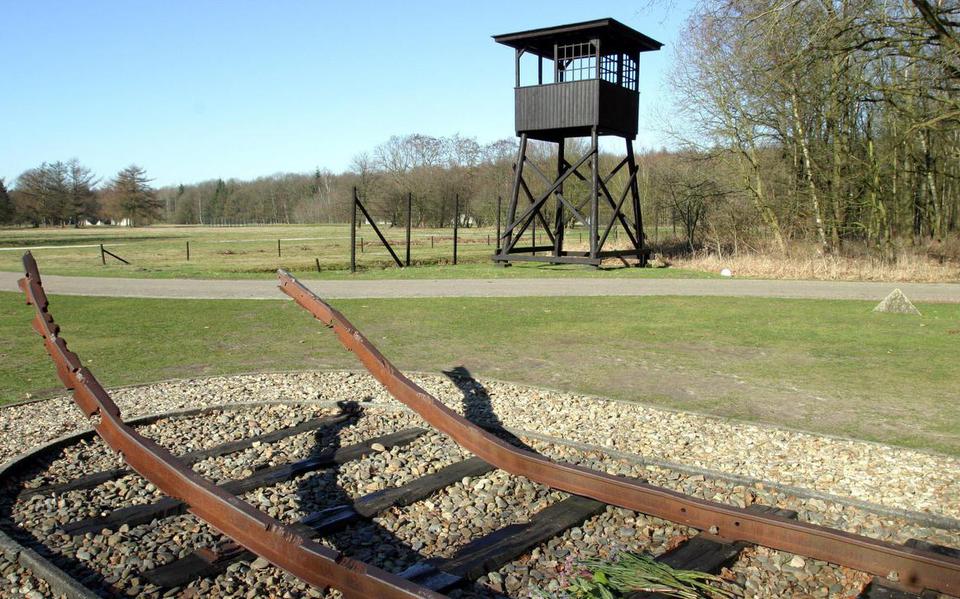 Op de plaats waar in de oorlogsjaren naar Kamp Westerbork de spoorlijn eindigde, werd in mei 1970 een monument onthuld, ontworpen door Ralph Prins, een oud-kamp gevangene.