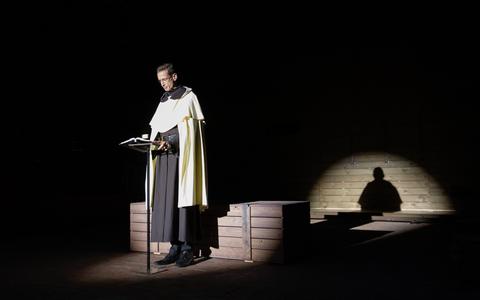 Theun Plantinga als Titus Brandsma in 2019, bij de musical 'Titus. Een leven tussen stilte en stress', die in Dokkum was te zien. 