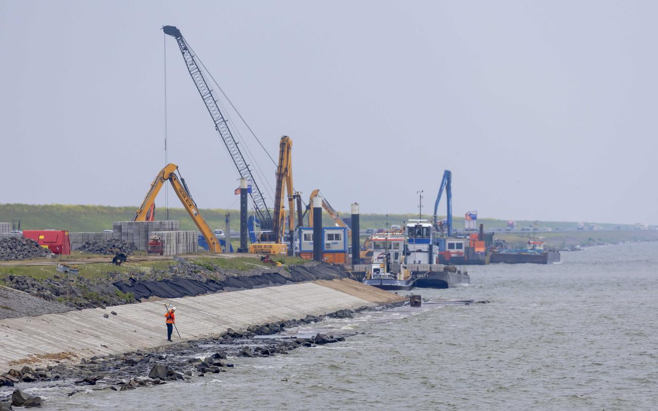 Werkzaamheden aan de Afsluitdijk als onderdeel van de grootscheepse renovatie. Werkzaamheden aan de Afsluitdijk als onderdeel van de grootscheepse renovatie.