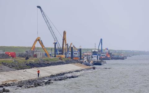Werkzaamheden aan de Afsluitdijk als onderdeel van de grootscheepse renovatie. 