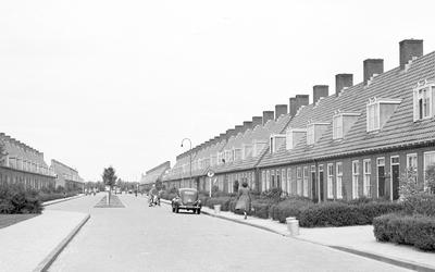 Kijkje (in 1951) in de Brinkstraat in Emmeloord, de grootste plaats in de Noordoostpolder. In 1936 werd begonnen met het droogmalen van de polder, in 1942 viel het droog. Er werd ruim 50.000 hectare land ontgonnen uit de Zuiderzee, nu het IJsselmeer. 