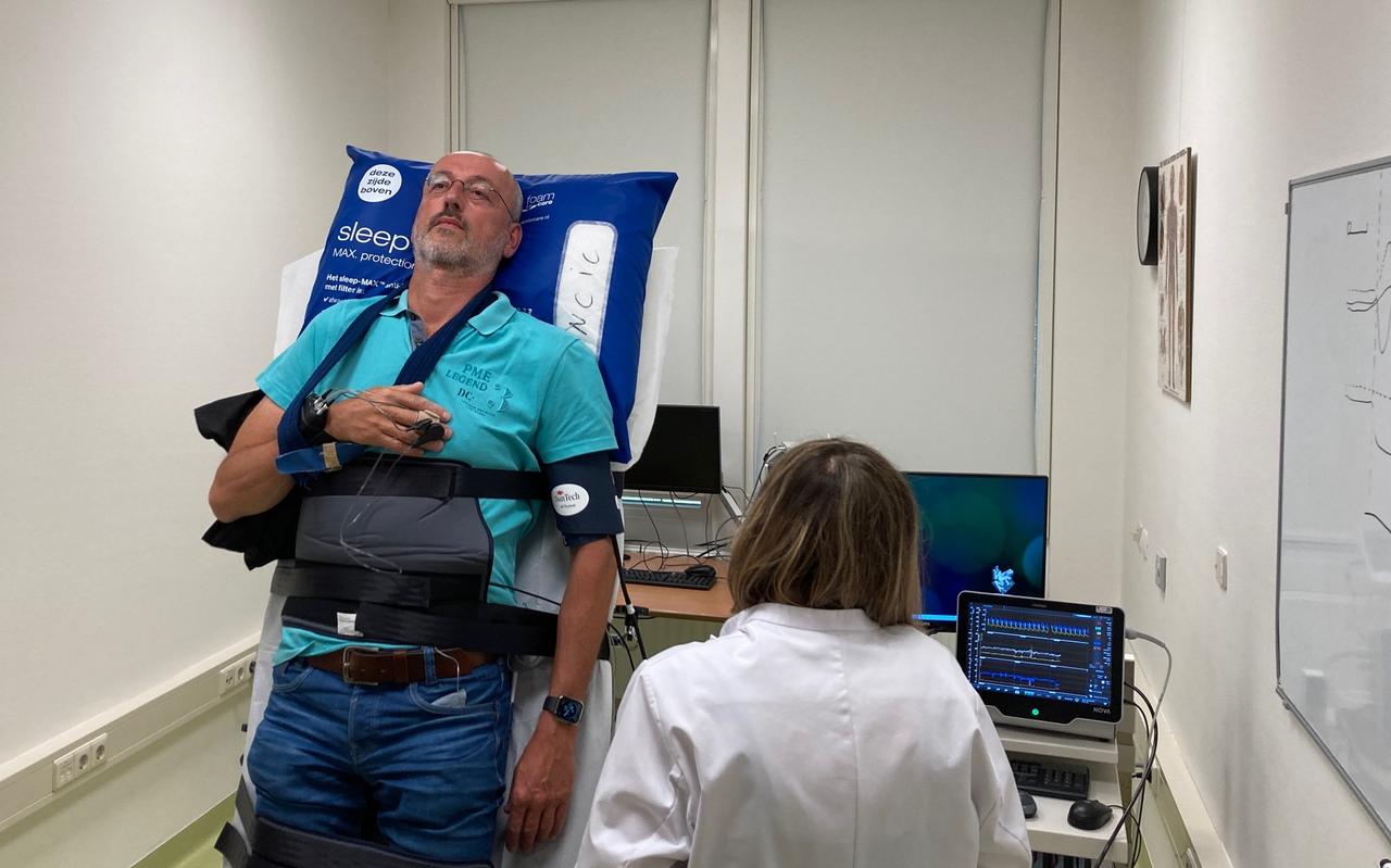 Jan van Hoek uit Drachten heeft Long Covid en doet mee aan het onderzoek. Met een kanteltafeltest wordt bij hem onderzocht hoe zijn lichaam de bloeddruk en bloedsomloop regelt bij houdingsveranderingen. Jan van Hoek uit Drachten heeft Long Covid en doet mee aan het onderzoek. Met een kanteltafeltest wordt bij hem onderzocht hoe zijn lichaam de bloeddruk en bloedsomloop regelt bij houdingsveranderingen.