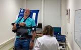 Jan van Hoek uit Drachten heeft Long Covid en doet mee aan het onderzoek. Met een kanteltafeltest wordt bij hem onderzocht hoe zijn lichaam de bloeddruk en bloedsomloop regelt bij houdingsveranderingen. 