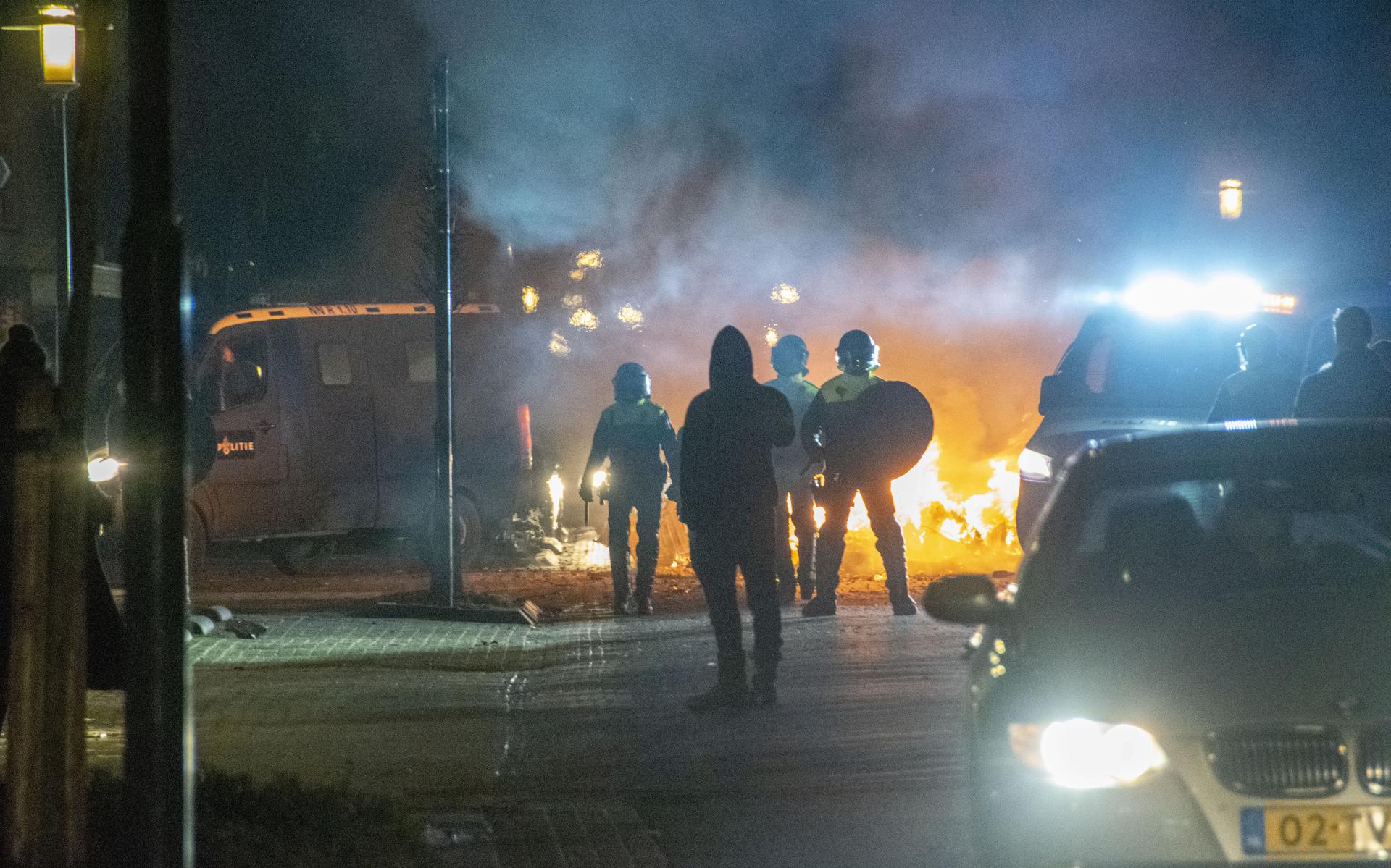 Gooien Met Vuurwerk En Geweld Tegen Politieagenten Wordt Bestraft ...