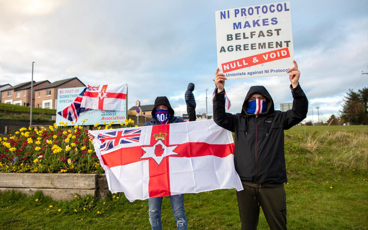 Noord-Ierse unionisten demonstreren tegen het Noord-Iers protocol.