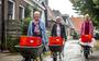 Vrijwilligers Rennie Niezink, Zwaan Schiphof en Harmke Bylsma (vlnr) in Kimswerd onderweg voor de kaatsvereniging en ter promotie van het Friese boek. 
