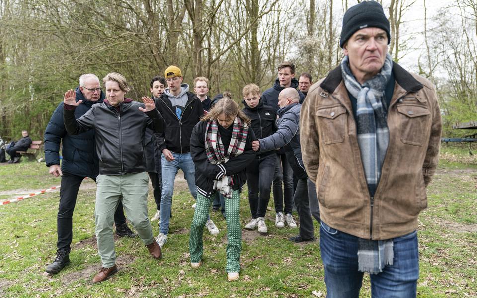 De acteurs spelen tijdens een van de repetitieweekeinden de scène waarin de zestien jongens en mannen van de Haarsterweg worden opgepakt.
