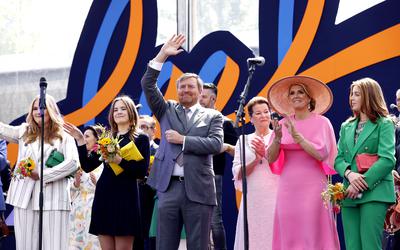Koning Willem-Alexander, Koningin Maxima en de prinsessen Ariane, Alexia en Amalia op het Vrijthof tijdens Koningsdag in Maastricht. 