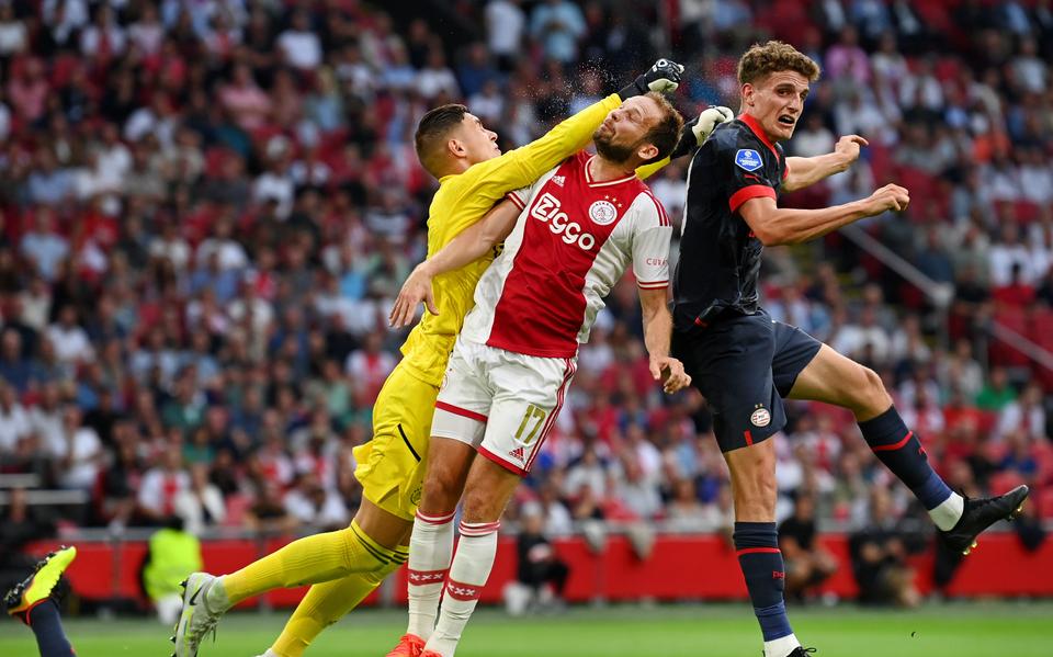 Ajax-doelman Jay Gorter komt tijdens het duel om de Johan Cruijff Schaal in botsing met Daley Blind, terwijl PSV’er Guus Til scoort.