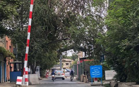 De anders zo zwaarbewaakte ingang van de ‘Green Zone’ in Kabul ligt er verlaten bij, nu vrijwel alle buitenlandse diplomaten zijn vertrokken.