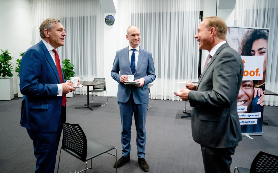 Burgemeester Sybrand Buma van Leeuwarden, met fractievoorzitters Gert-Jan Segers (ChristenUnie) en Kees van der Staaij (SGP) tijdens een bijeenkomst van burgemeesters in perscentrum Nieuwspoort in 2021.