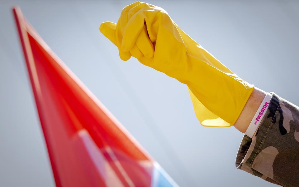 Schoonmakers protesteren op 15 juni 2022 in Amsterdam tegen onrechtvaardige behandeling. 