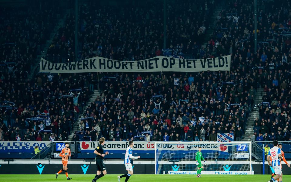 Supporters van sc Heerenveen, met een spandoek 'Vuurwerk hoort niet op het veld', tijdens de wedstrijd tussen sc Heerenveen en FC Volendam in het Abe Lenstra Stadion op 8 april 2023.