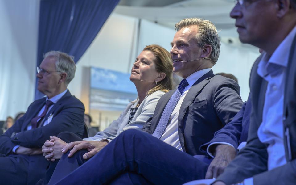 Minister Christianne van der Wal en minister Mark Harbers (tweede van rechts) op de Toogdag voor de Wadden in Delfzijl. 