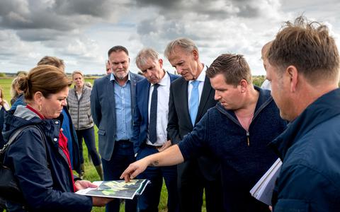 Stikstofminister Christianne van der Wal op het bedrijf van Sytze Zwaagstra (r, in blauwe trui) en zijn broers op het bedrijf bij Nij Beets in oktober. 