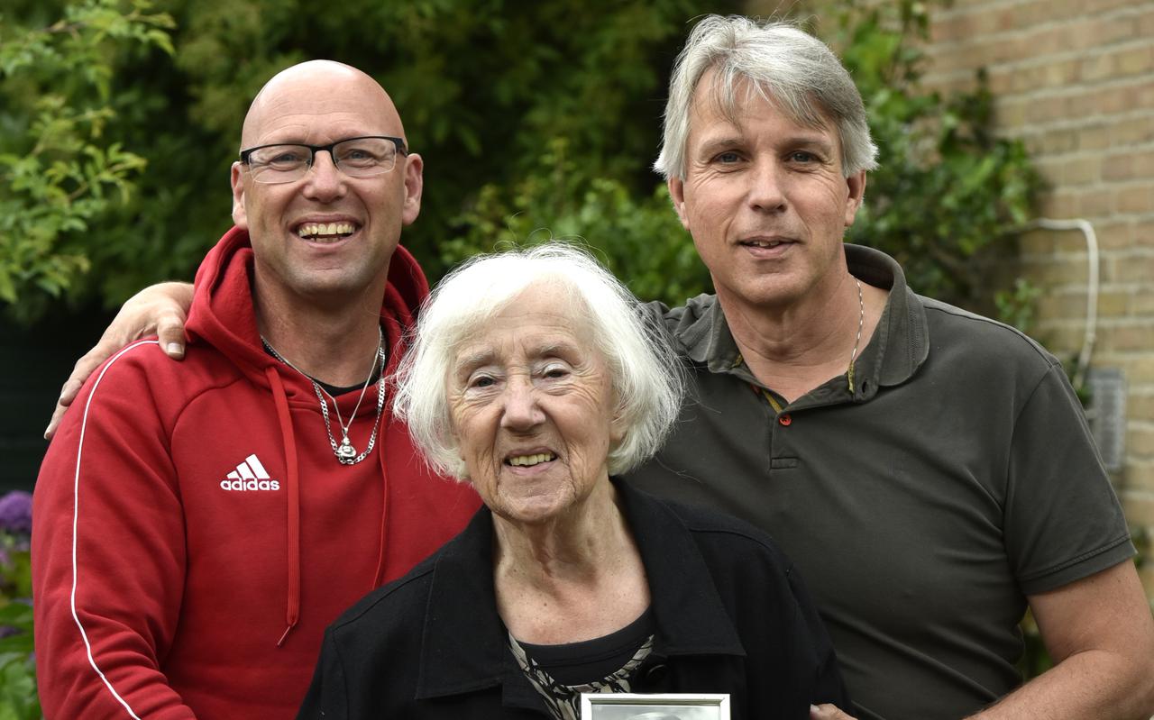 Bert (l) en Frans Alma flankeren hun moeder Tjitske Alma-Pultrum, de weduwe van één van de beste Friese voetballers aller tijden Pier Alma.