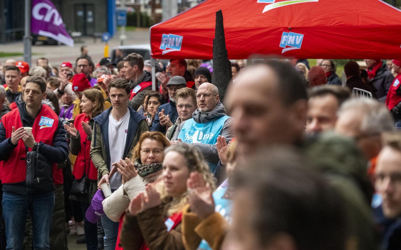 Werknemers van ING Leeuwarden leggen uit onvrede het werk neer vanwege het uitblijven van een nieuwe cao bij de bank. Werknemers van ING Leeuwarden leggen uit onvrede het werk neer vanwege het uitblijven van een nieuwe cao bij de bank.