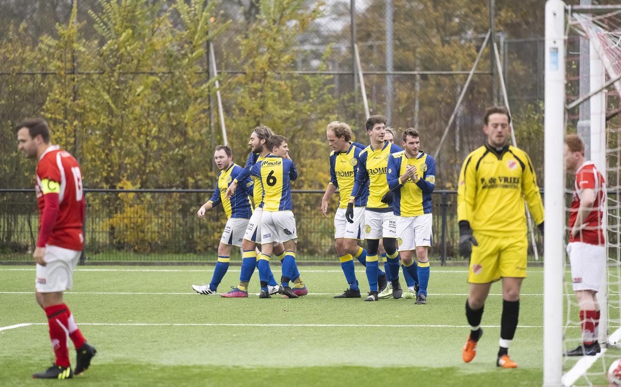 4 december 2022. Droefenis bij de spelers van MKV’29 (voorgrond) na de 0-3 van buurman LVV Friesland. 