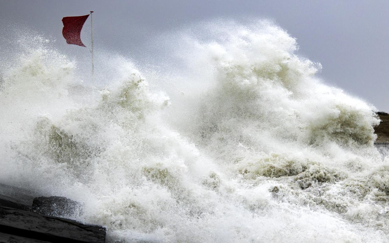 Storm Corrie raast over de pier bij IJmuiden. Het KNMI had code oranje in Noord-Holland, Friesland en het Waddengebied en code geel voor de rest van Nederland uitgeroepen. ANP Storm Corrie raast over de pier bij IJmuiden. Het KNMI had code oranje in Noord-Holland, Friesland en het Waddengebied en code geel voor de rest van Nederland uitgeroepen. ANP