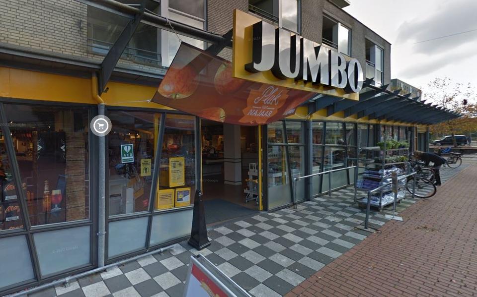 De Jumbo aan de Lieuwenburg in Leeuwarden voor de brand. 