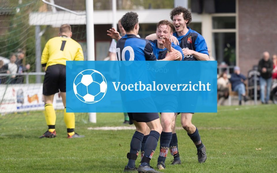 FC Harlingen viert de 0-3 van clubtopscorer Kevin Hoekstra (nummer 10). Op de achtergrond Warga-doelman Roy van der Zweep.