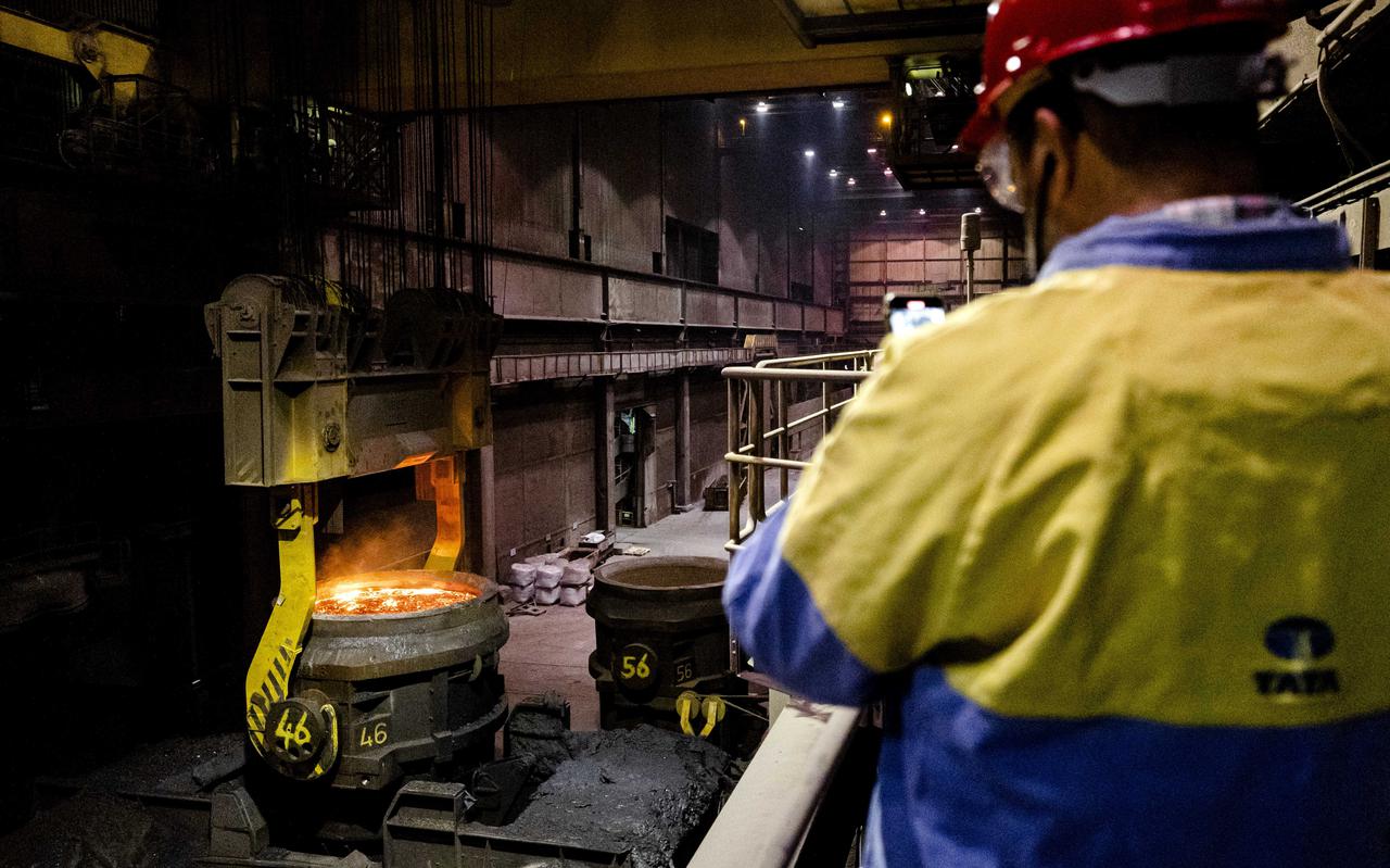 Vloeibaar staal in oxystaalfabriek 2 van Tata Steel. In de grote industrie in Nederland is de afgelopen periode vooruitgang geboekt, zo constateert het PBL