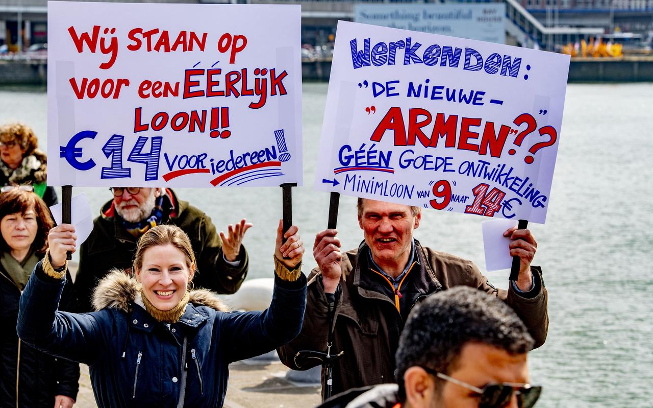 Demonstratie voor een minimumloon van veertien euro per uur in 2019 in Rotterdam. Demonstratie voor een minimumloon van veertien euro per uur in 2019 in Rotterdam.