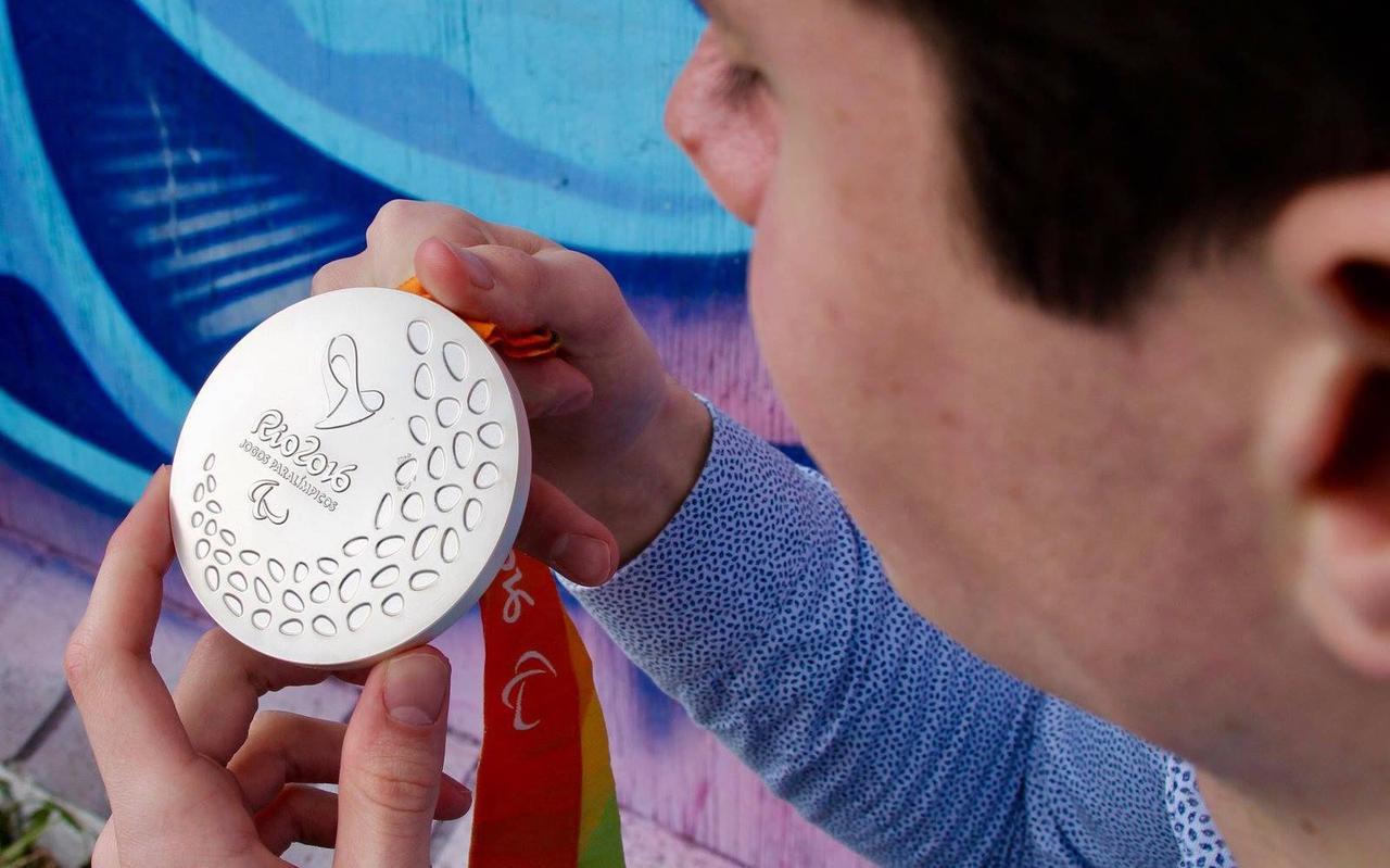 Olivier van de Voort met zijn zilveren plak op de Paralympische Spelen in Rio de Janeiro. 