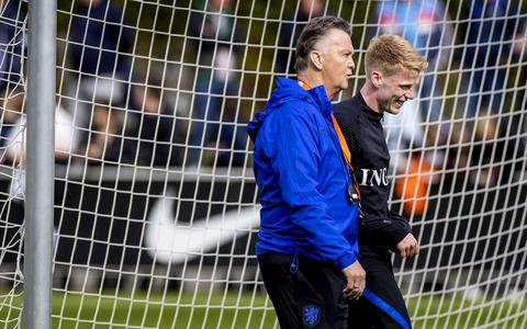 Bondscoach Louis van Gaal en debutant Jerdy Schouten deze week tijdens een training van het Nederlands elftal in Zeist.