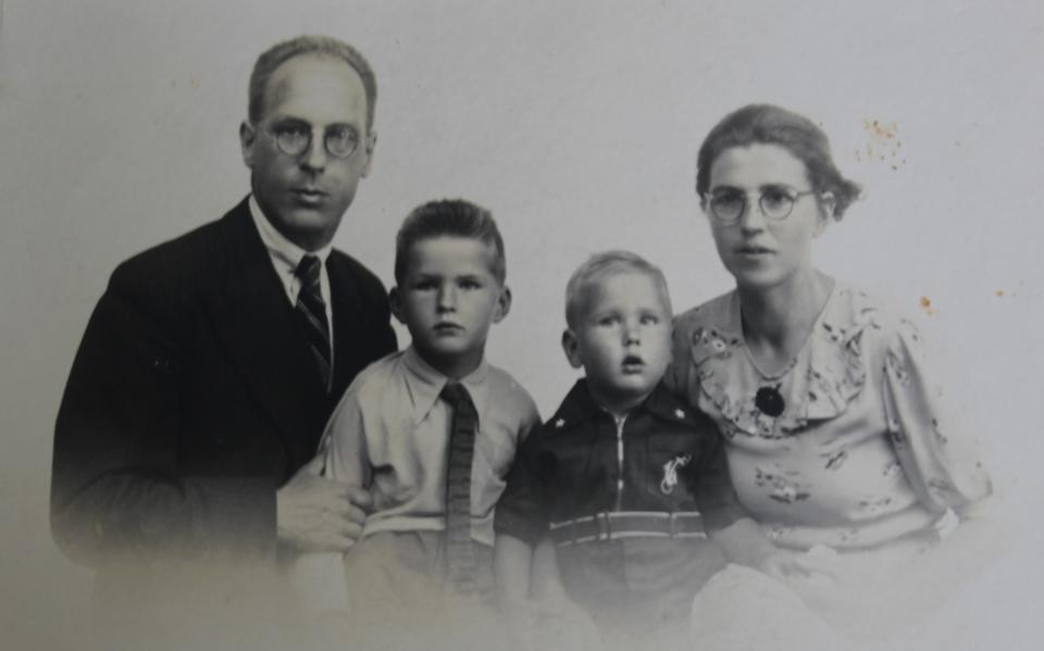 Jan Eisenga (links) poseert samen met zijn vrouw Tjitske Eisenga-de Groot en de kinderen Ruurd (tweede van links) en Reinder.