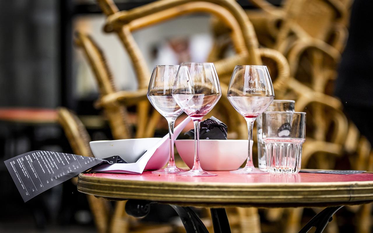 De horeca neemt zijn verantwoordelijkheid in de coronacrisis. De horeca neemt zijn verantwoordelijkheid in de coronacrisis.