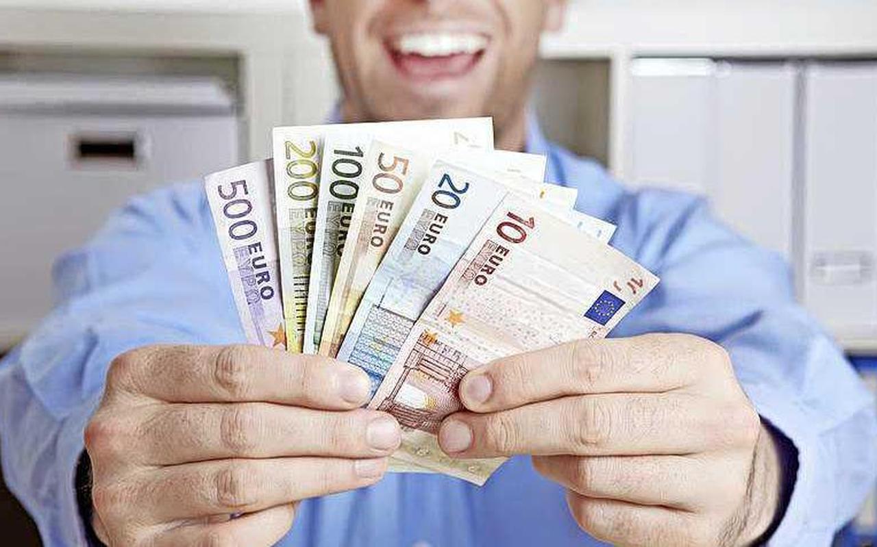 Voor de middenmoot geldt: extra geld zorgt voor net wat meer geluk. Voor de middenmoot geldt: extra geld zorgt voor net wat meer geluk.