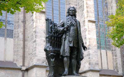 Standbeeld van Johann Sebastian Bach voor de Thomaskirche in Leipzig.
