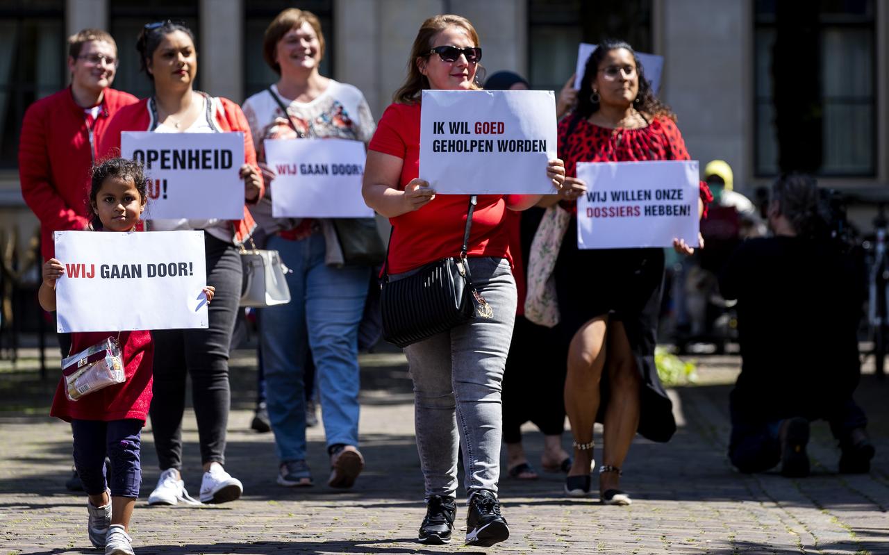 Protest na de toeslagenaffaire over de manier waarop de overheid omgaat met burgers. Protest na de toeslagenaffaire over de manier waarop de overheid omgaat met burgers.