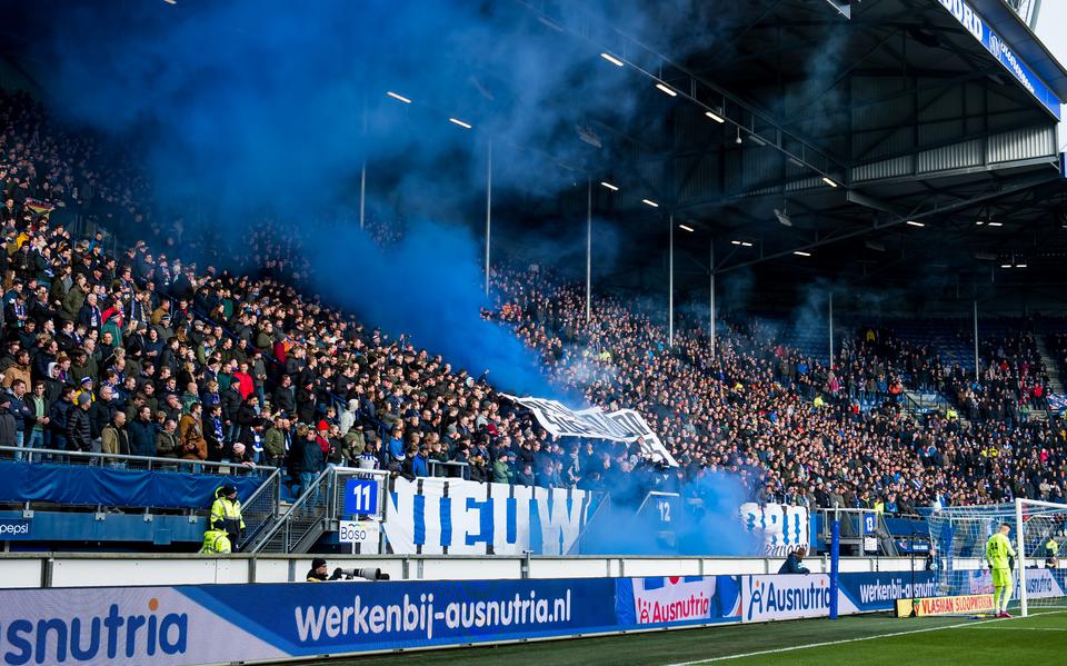 Supporters van sc Heerenveen tijdens de wedstrijd tussen Heerenveen-Groningen. 