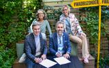 Martin Cnossen, Evert Jan van Nijen (onder) en Hanneke Schmeink en Karina Pool ondertekenen een partnerovereenkomst tussen Circulair Friesland en Merk Fryslân.