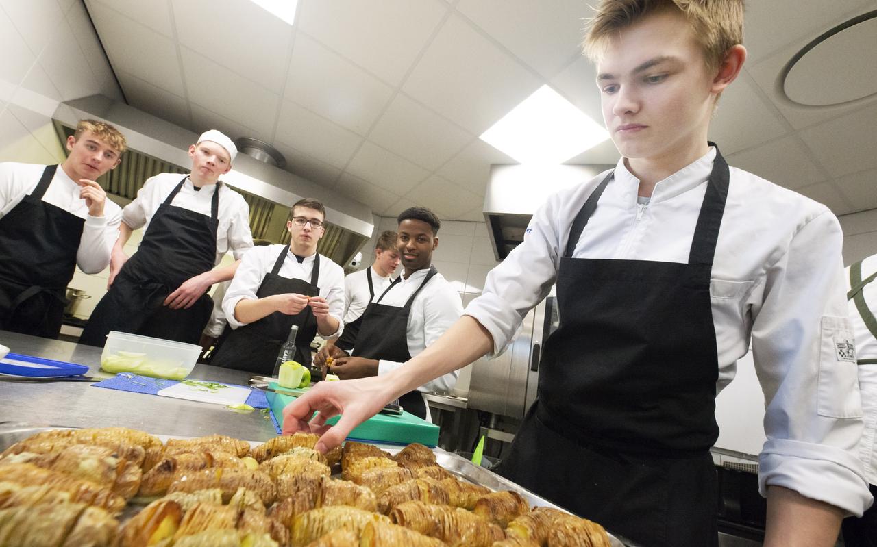 Studenten van roc Friese Poort lieten hun creativiteit de vrije loop op 'niet geschikte' aardappelen. Studenten van roc Friese Poort lieten hun creativiteit de vrije loop op 'niet geschikte' aardappelen.