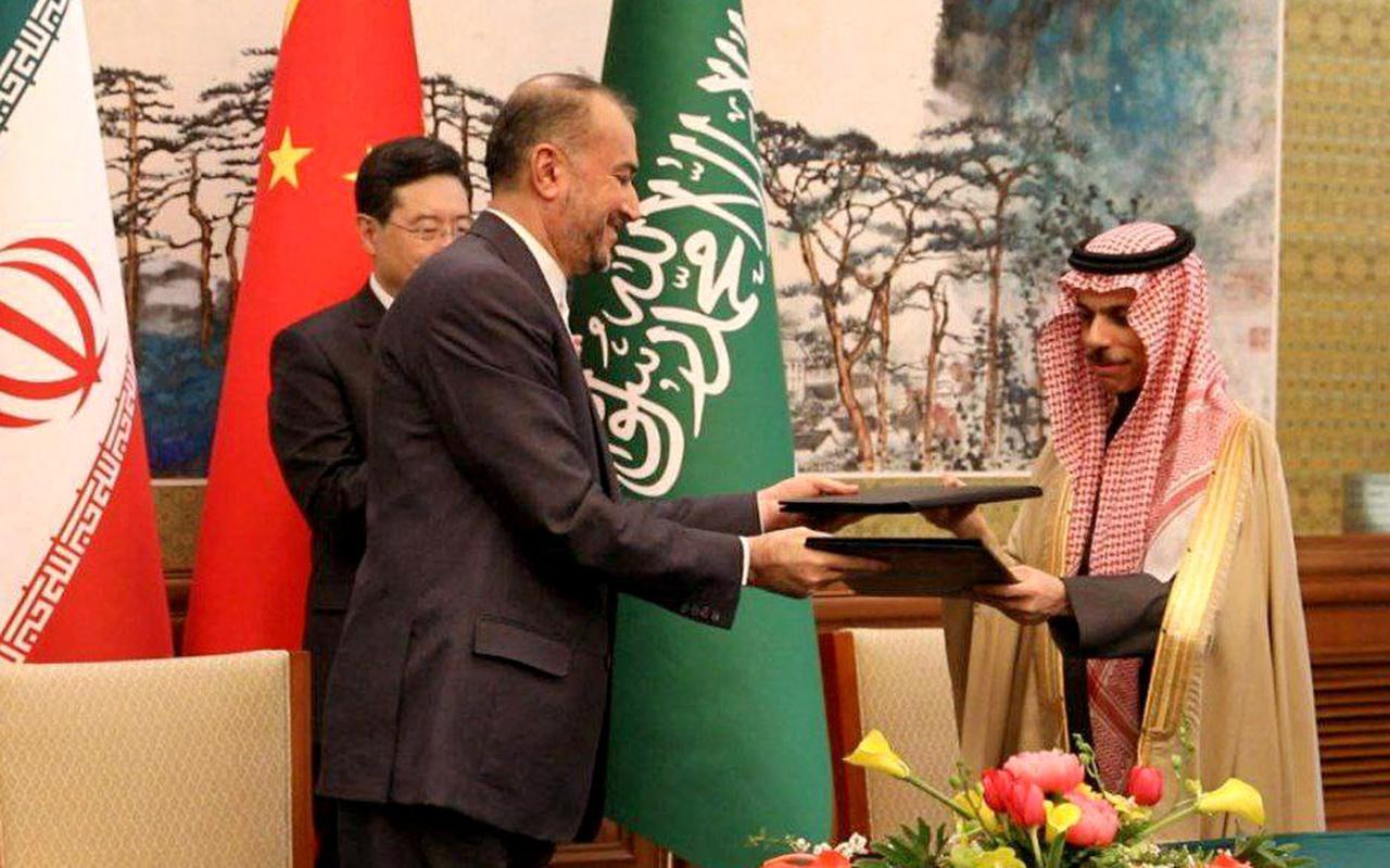 De ministers van Buitenlandse Zaken van Iran en Saudi-Arabië (Hossein Amir-Abdollahian en Faisal bin Farhan) met achter hen de Chinese minister van Buitenlandse Zaken Qin Gang.