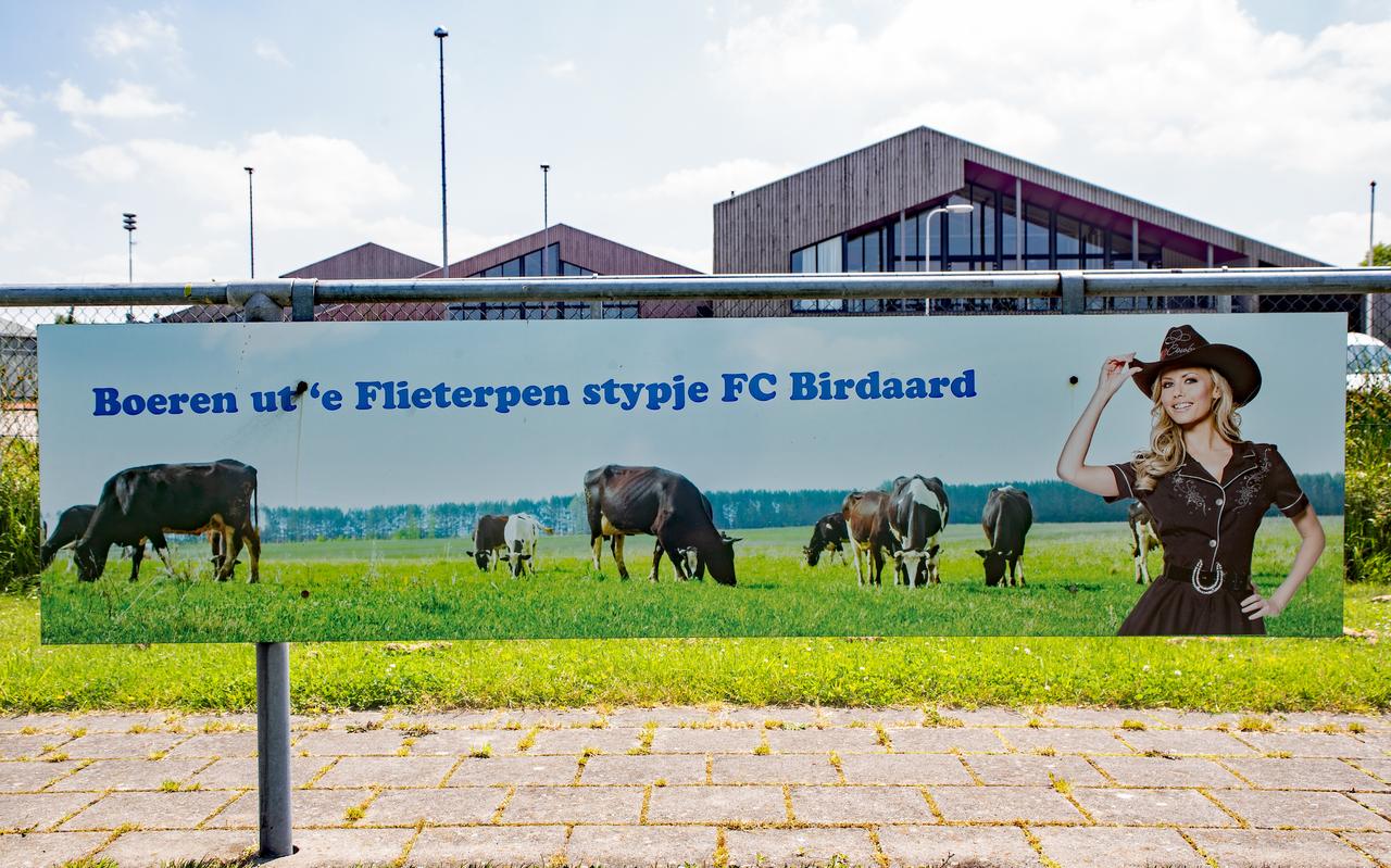 De boeren van de Flieterpen (Ginnum, Jannum, Reitsum en Lichtaard) dragen FC Birdaard een warm hart toe. De boeren van de Flieterpen (Ginnum, Jannum, Reitsum en Lichtaard) dragen FC Birdaard een warm hart toe.