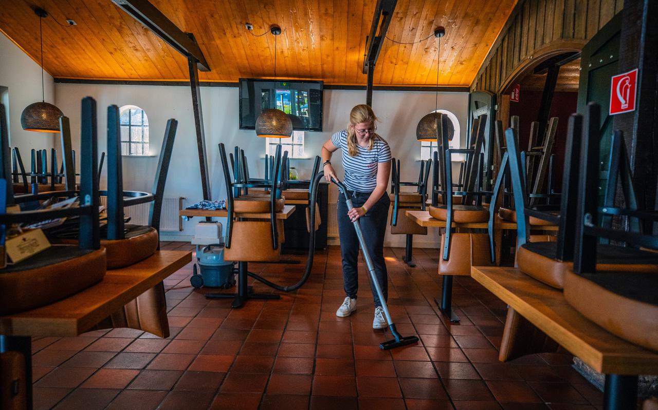 Anouk van der Meulen is bezig met de laatste schoonmaakwerkzaamheden in restaurant De Pleats in Woudsend na de hevige regenval van afgelopen weekeinde. 