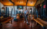 Anouk van der Meulen is bezig met de laatste schoonmaakwerkzaamheden in restaurant De Pleats in Woudsend na de hevige regenval van afgelopen weekeinde. 