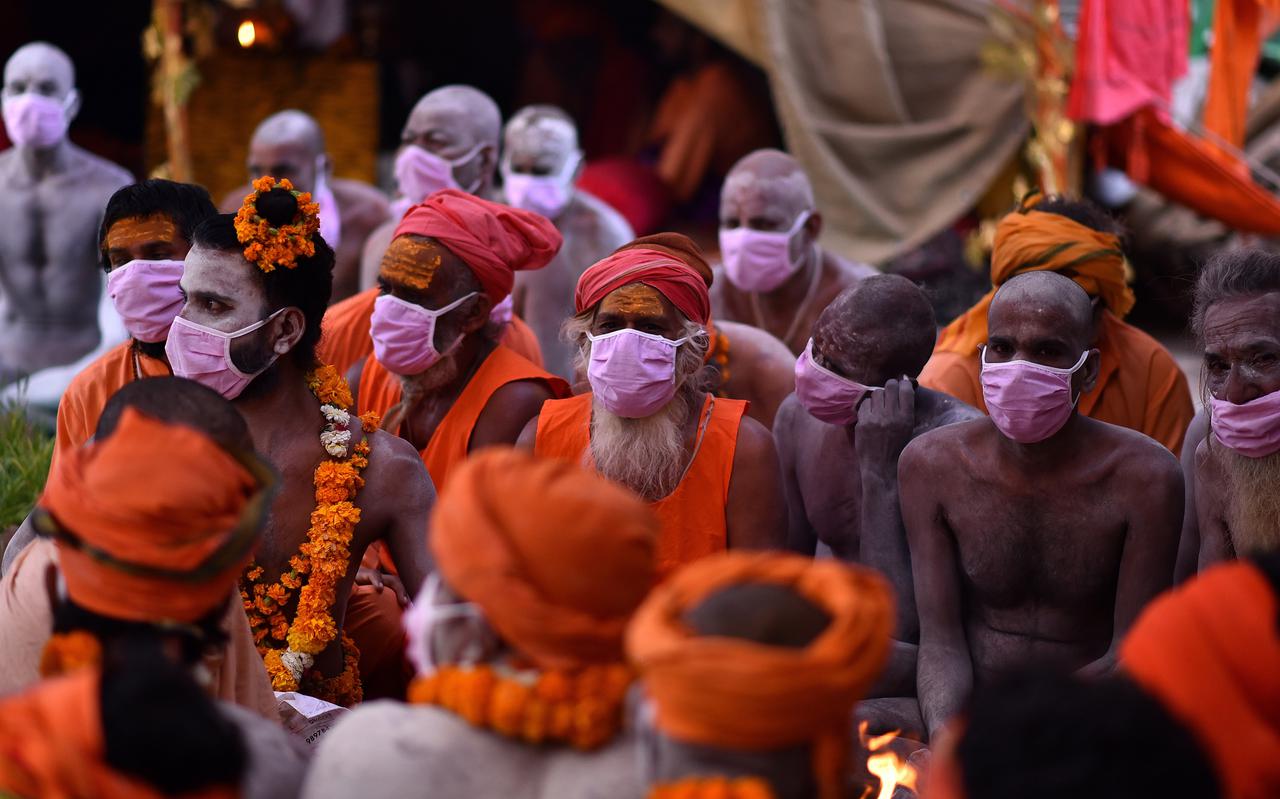 Bezoekers van een hindoefestival dragen mondkapjes.