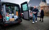 Ernst-Jan van Reenen stapelt in Drachten samen met zijn ouders een busje vol met eten en ander goederen om richting Oekraïne te gaan om daar mensen te helpen. 