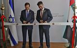 Israëlische president Isaac Herzog (l) en ambassadeur van de Verenigde Arabische Emiraten Mohamed al-Khaja knippen het lintje door in de nieuwe ambassade in Tel Aviv.