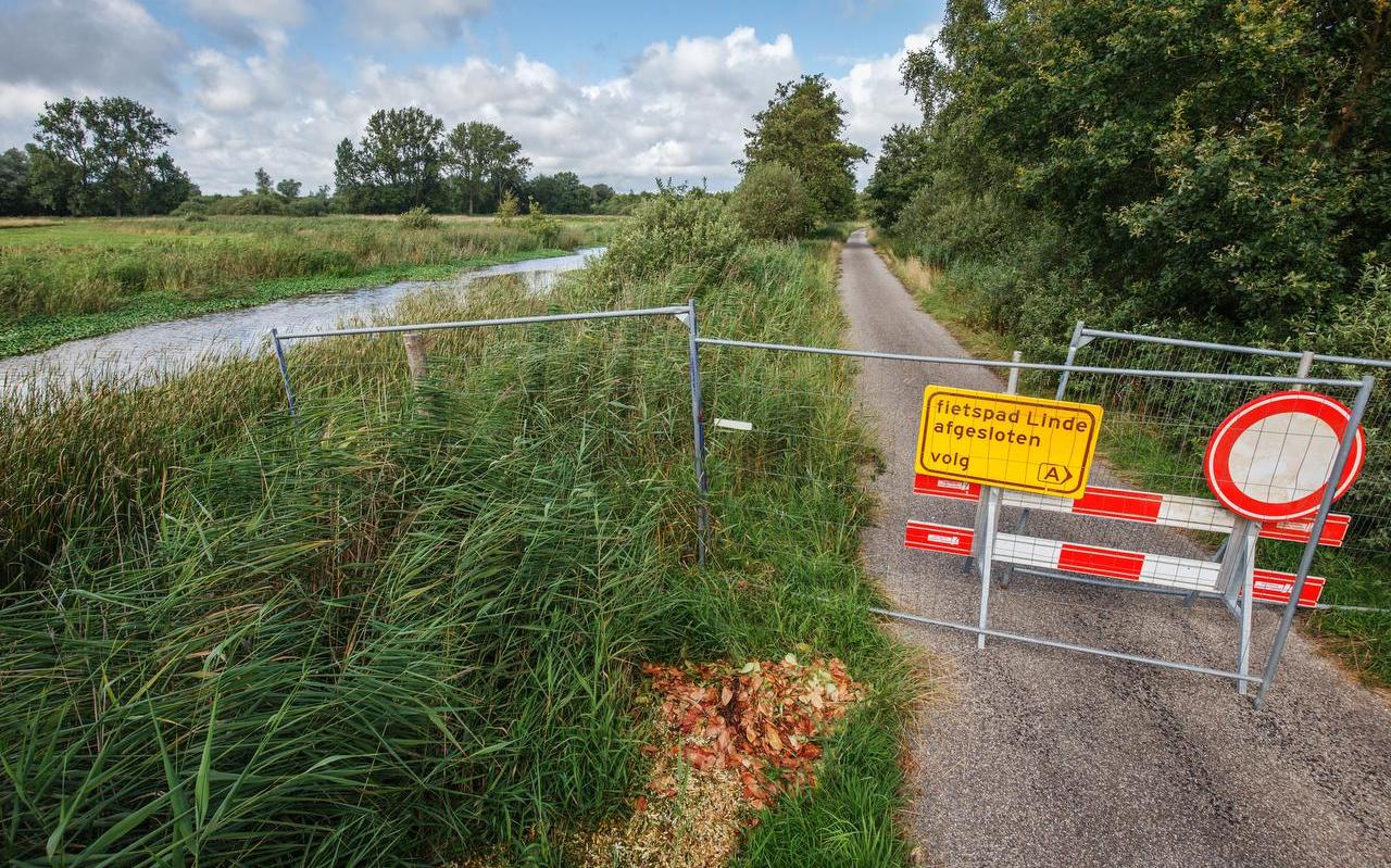 De afsluiting bij Peperga van het fietspad langs De Lende vlakbij de afslag Catspolderpad. De afsluiting bij Peperga van het fietspad langs De Lende vlakbij de afslag Catspolderpad.