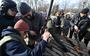 Vrijwilligers leren in de Oekraïnse hoofdstad Kiev om te gaan met vuurwapens, zodat ze kunnen meehelpen in de strijd tegen de Russen.