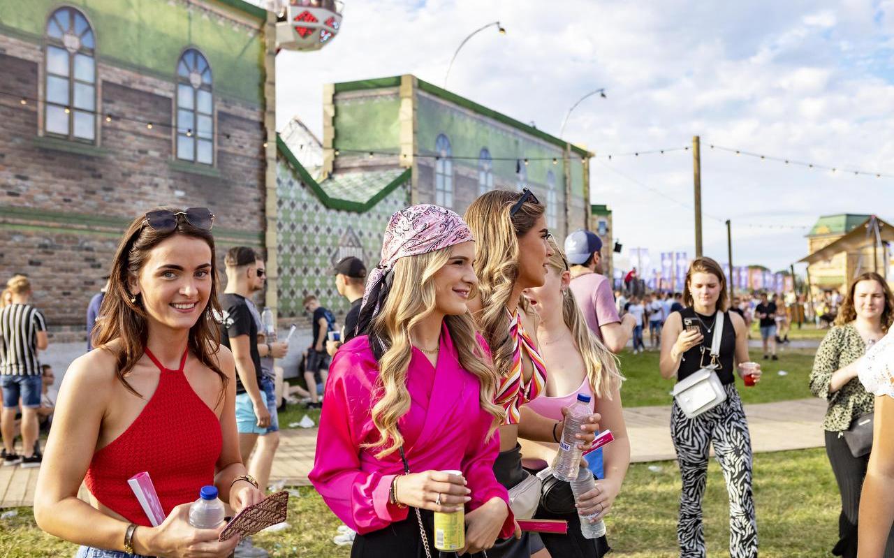 Door kraanwater te drinken, beperk je de kosten van een festival, hier Wish. Door kraanwater te drinken, beperk je de kosten van een festival, hier Wish.