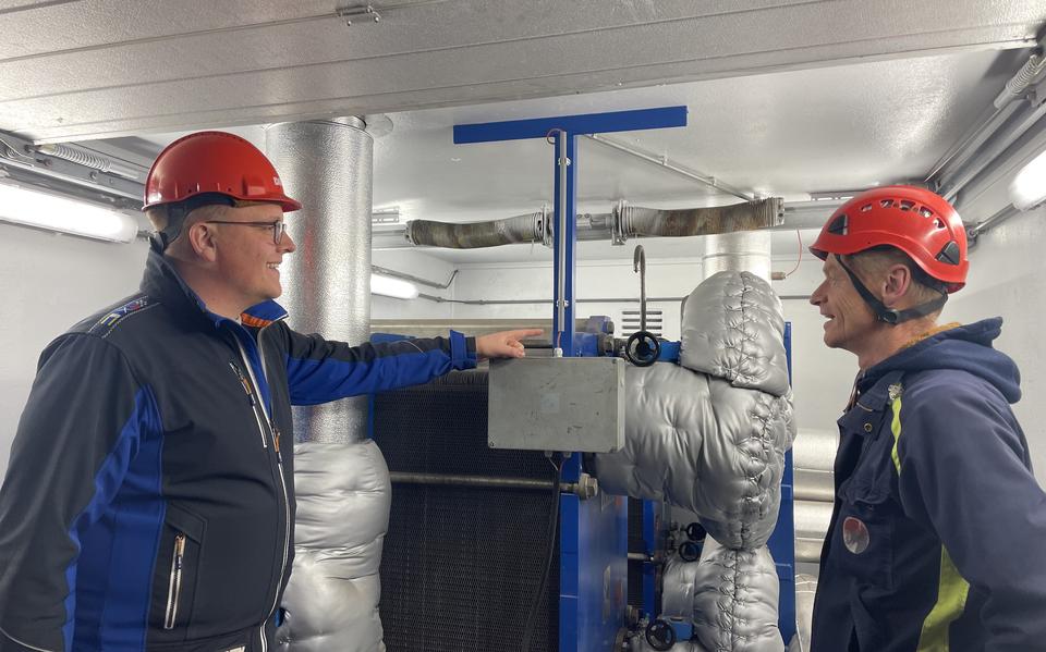  Niels ten Wolde van  Damen Shiprepair Harlingen (links) en Tjerk Jonker van Omrin bij het warmtenet.